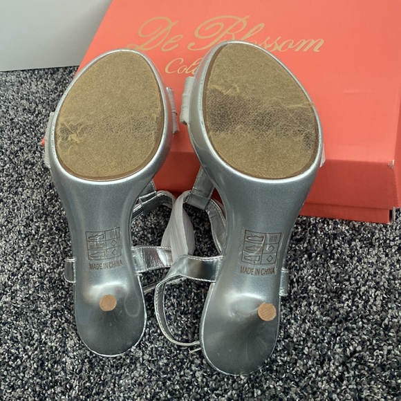 David’s bridal De Blossom Silver heels size 9 - Picture 7 of 10
